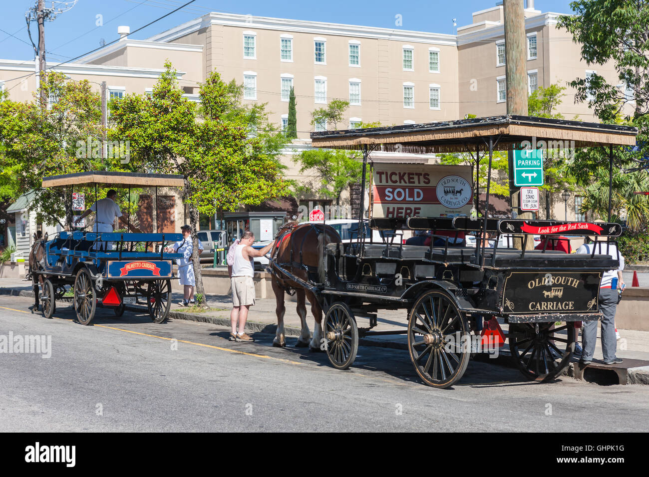 Carrozza a cavalli tour operator vendono biglietti e prepararsi per il prossimo viaggio su N Market Street a Charleston, Carolina del Sud. Foto Stock
