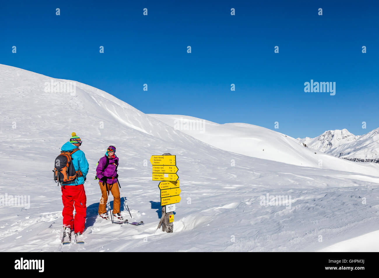 Con rifiniture/ Skitourengänger un einem Wegweiser Foto Stock