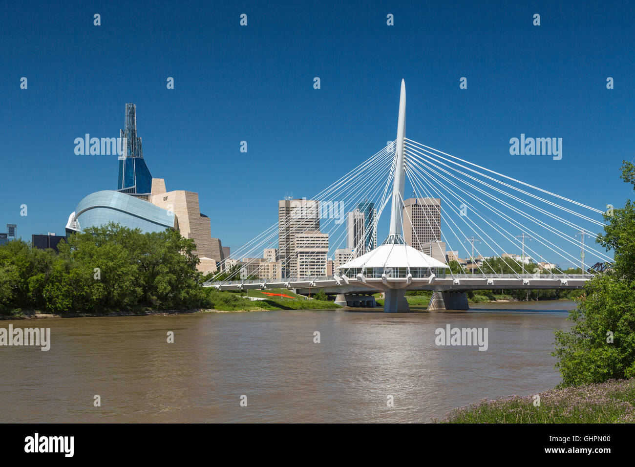 Il rosso del fiume e dello skyline della città di Winnipeg, Manitoba, Canada. Foto Stock