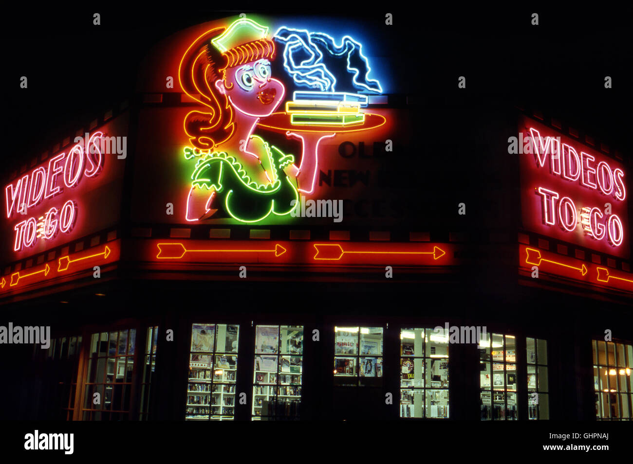 Video per andare in stile retrò insegna al neon illuminata di notte in video in negozio di noleggio Foto Stock
