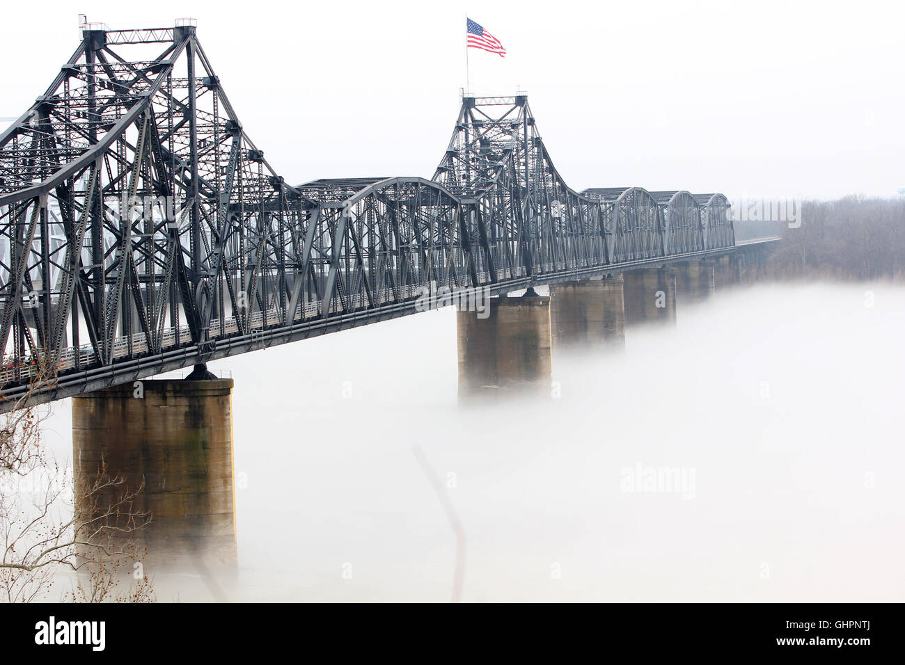 Mississippi River Bridge nella nebbia Foto Stock
