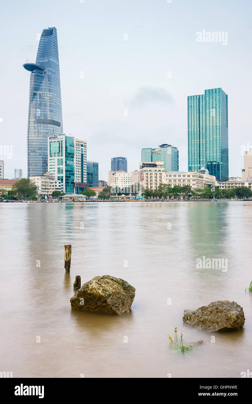 Ho chi minh city skyline e il fiume Saigon in mattina presto, Vietnam. Foto Stock