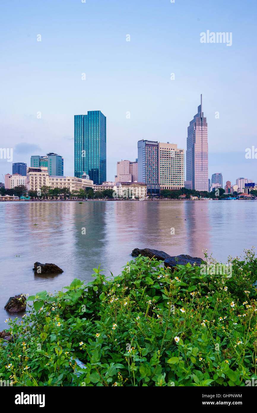 Ho chi minh city skyline e il fiume Saigon in mattina presto, Vietnam. Foto Stock