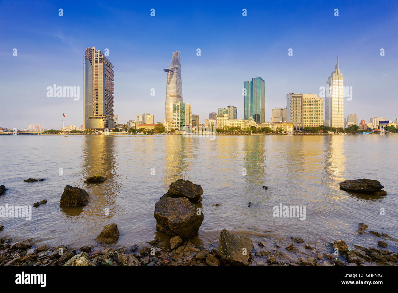 Ho chi minh city skyline e il fiume Saigon in mattina presto, Vietnam. Foto Stock