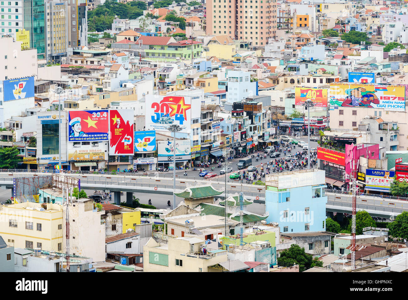 A Saigon, Vietnam - aprile 25, 2015: pannelli per 30 aprile ad appendere xanh intersezione cavalcavia, Ho chi minh city (o saigon), Vietnam Foto Stock
