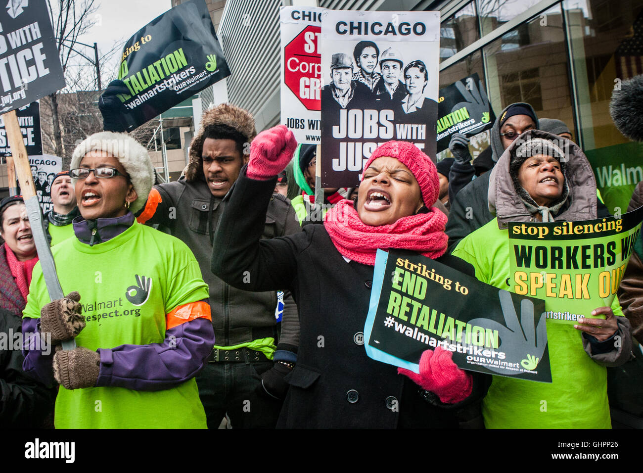 Chicago, Illinois - Novembre 28, 2014: SORPRENDENTE Walmart lavoratori e sostenitori protesta al di fuori di un negozio sul Venerdì nero. Foto Stock