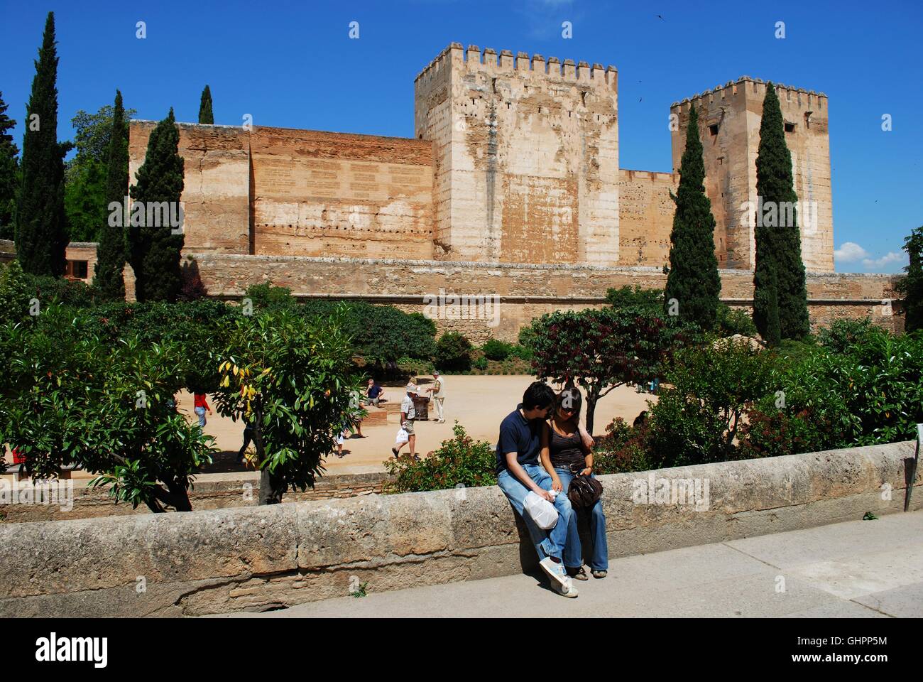 Corte di cisterna dotata di Torre Quebrada e Torre del Homenaje castle towers, Alhambra Palace, Granada, Spagna. Foto Stock