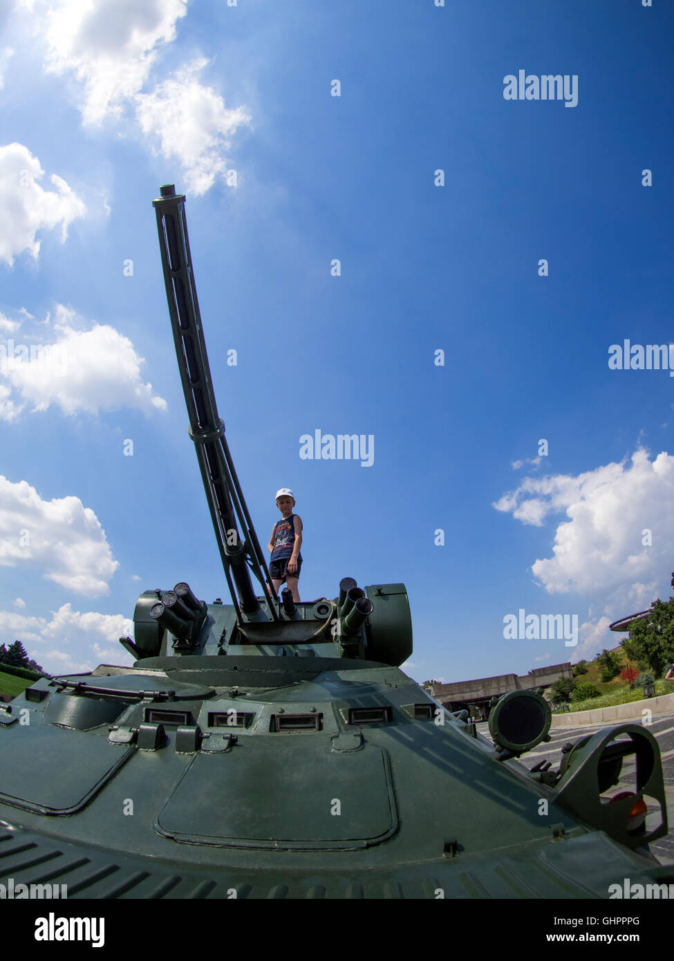 Ragazzo giocando su un blindato trasporto di personale in una mostra nel museo della Seconda Guerra Mondiale, Kiev, Ucraina Foto Stock