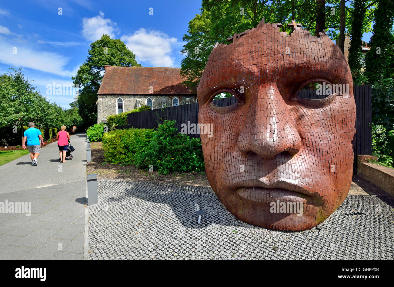 Canterbury, Kent, Regno Unito. 'Bgrembik' (2003: Rick Kirby) dietro il Teatro Marlowe Foto Stock