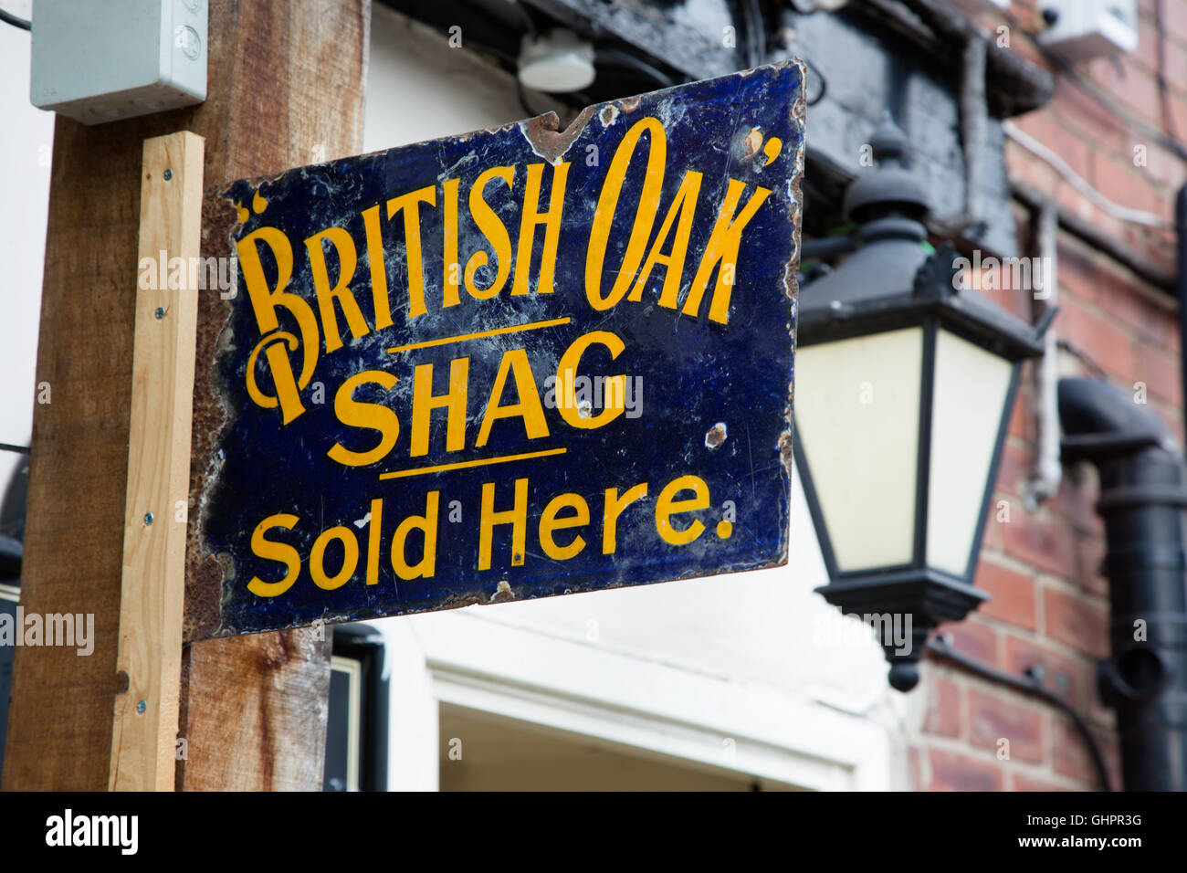 Metallo cartello pubblicitario per il British Oak Shag tabacco preso in Durham, Inghilterra. Foto Stock