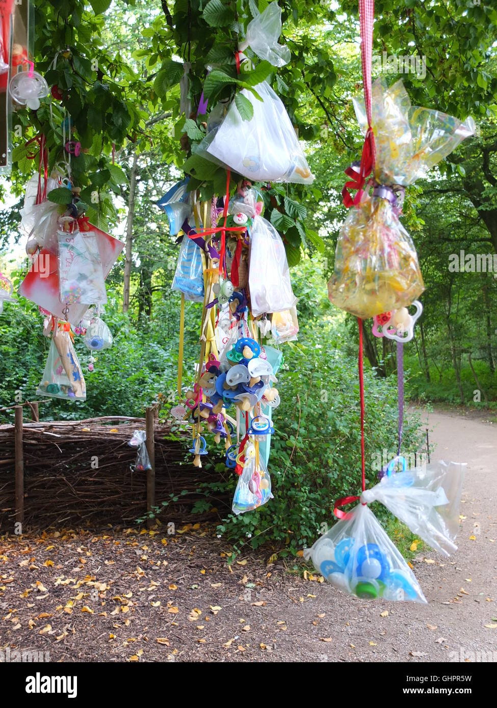 Manichini appesi ad un Suttetrae, Frederiksberg giardini. I bambini danesi appendere le loro anime sulla struttura quando essi hanno sovraccaricato di loro Foto Stock