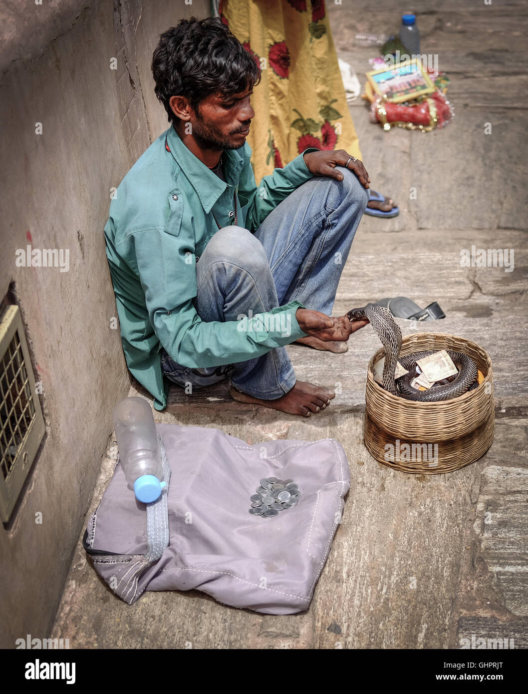 Indian uomo con cobra Foto Stock