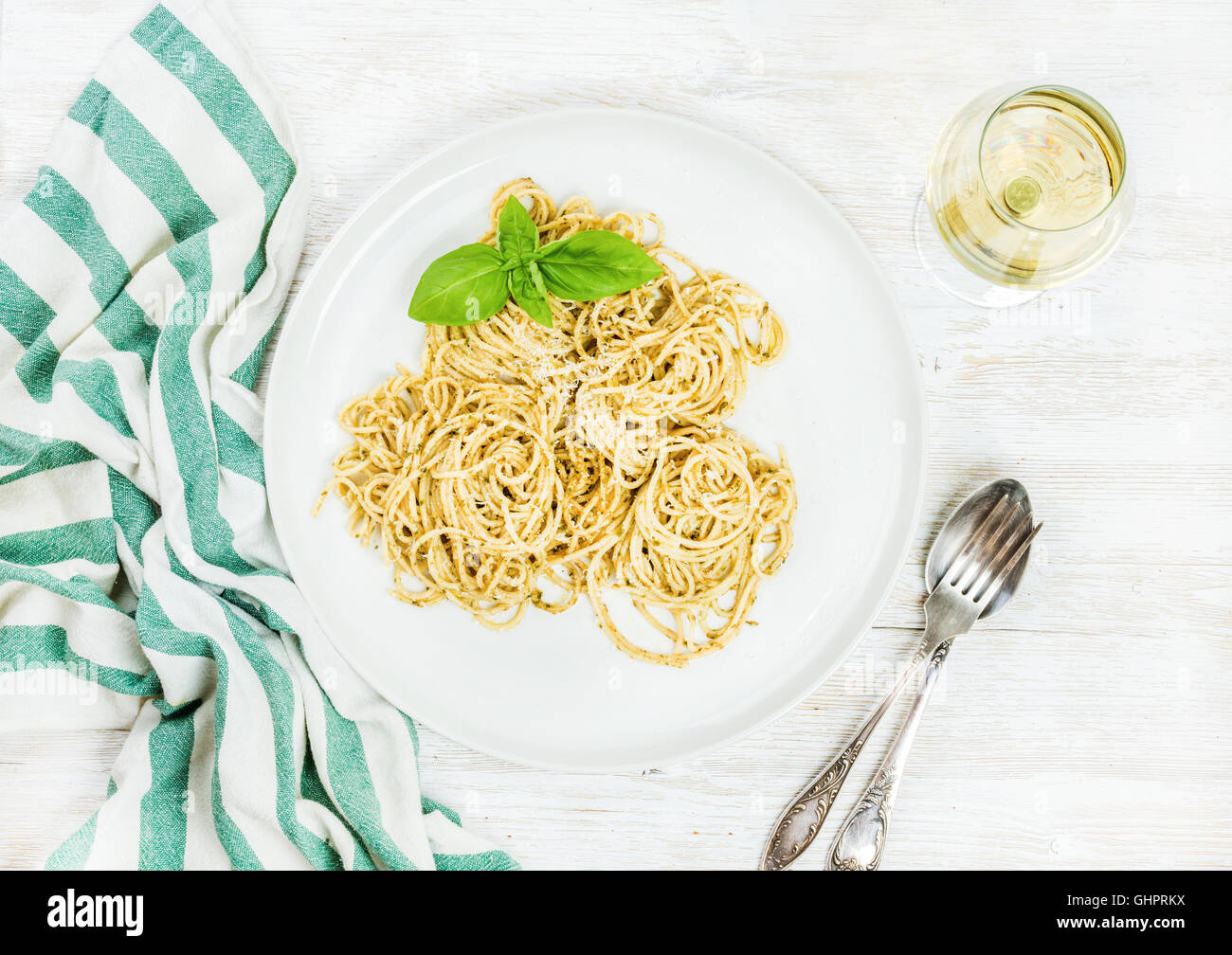 Pasta spaghetti al pesto di basilico fresco e vino bianco Foto Stock