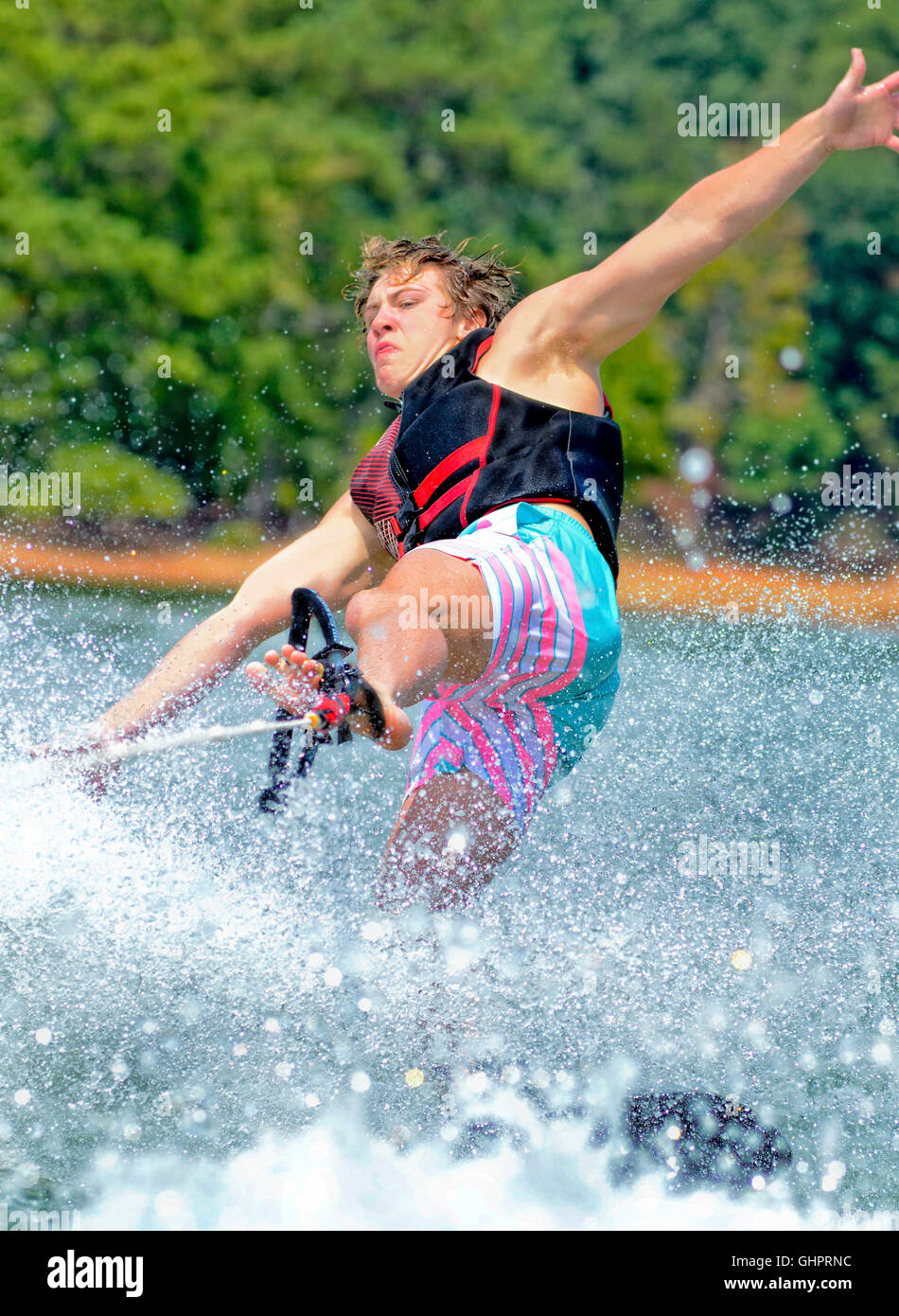 Close up di un ragazzo adolescente su un trucco sci. Egli ha la corda sul suo piede e sta cercando di equilibrio e di non cadere. Foto Stock