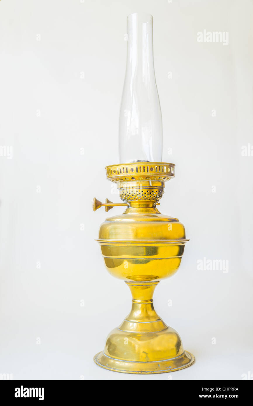 In ottone antico olio lampada su sfondo bianco Foto Stock