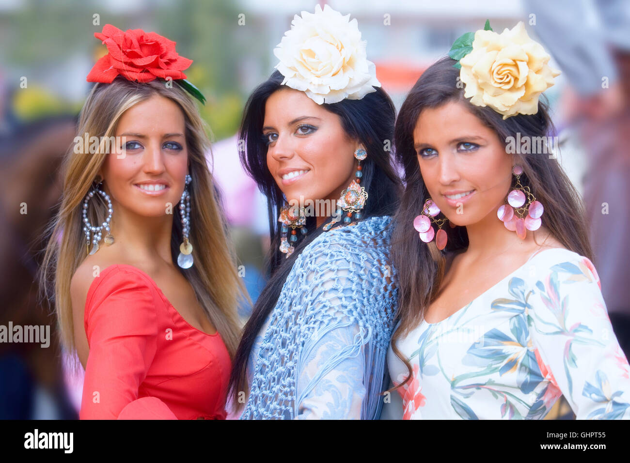 Tre ragazze in abito tradizionale durante la fiera di Siviglia, Spagna Foto Stock