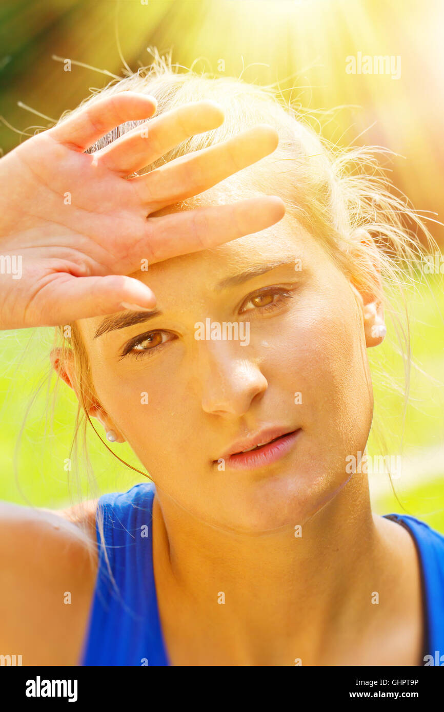 Giovane donna sudorazione in un giorno caldo Foto Stock
