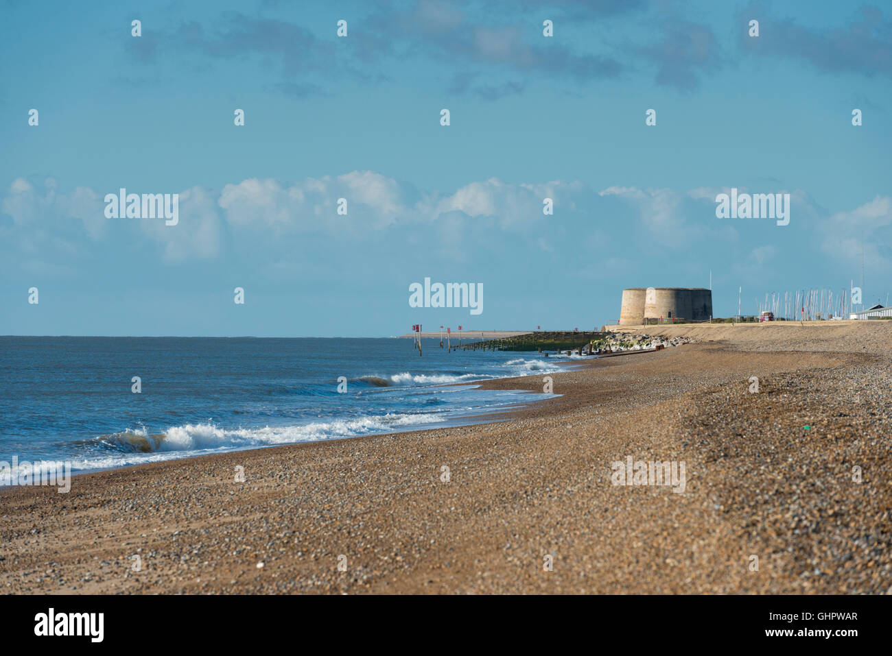 La spiaggia di Aldeburgh Suffolk REGNO UNITO con il Martello Tower a distanza Foto Stock