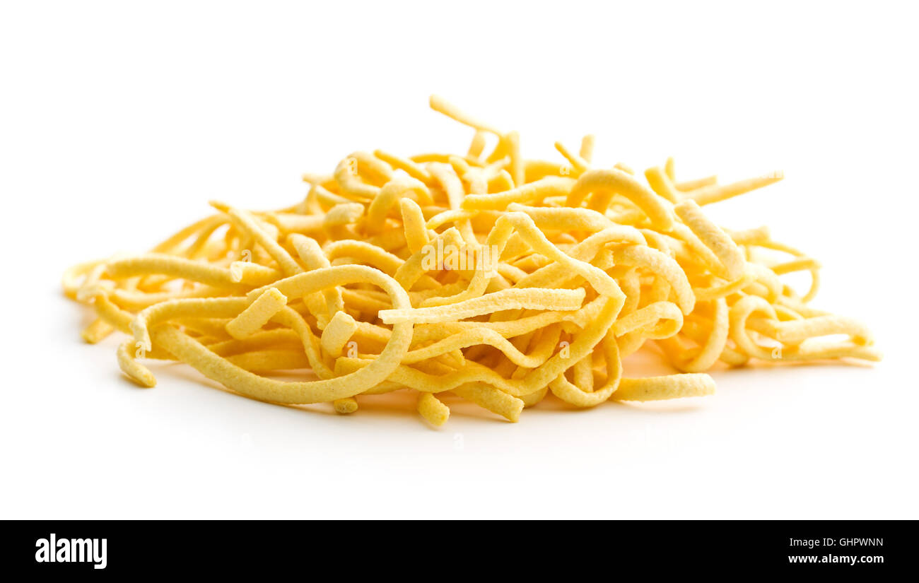 Gustosa pasta spaetzle isolati su sfondo bianco. Foto Stock