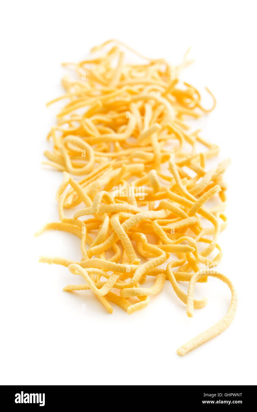 Gustosa pasta spaetzle isolati su sfondo bianco. Foto Stock