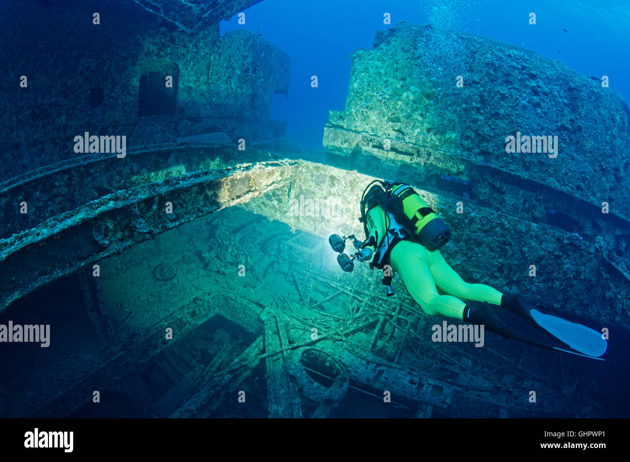 Naufragio SS Thistlegorm, subacqueo in immersione sul relitto della nave, relitto Thistlegorm, Mar Rosso, Egitto, Africa Foto Stock