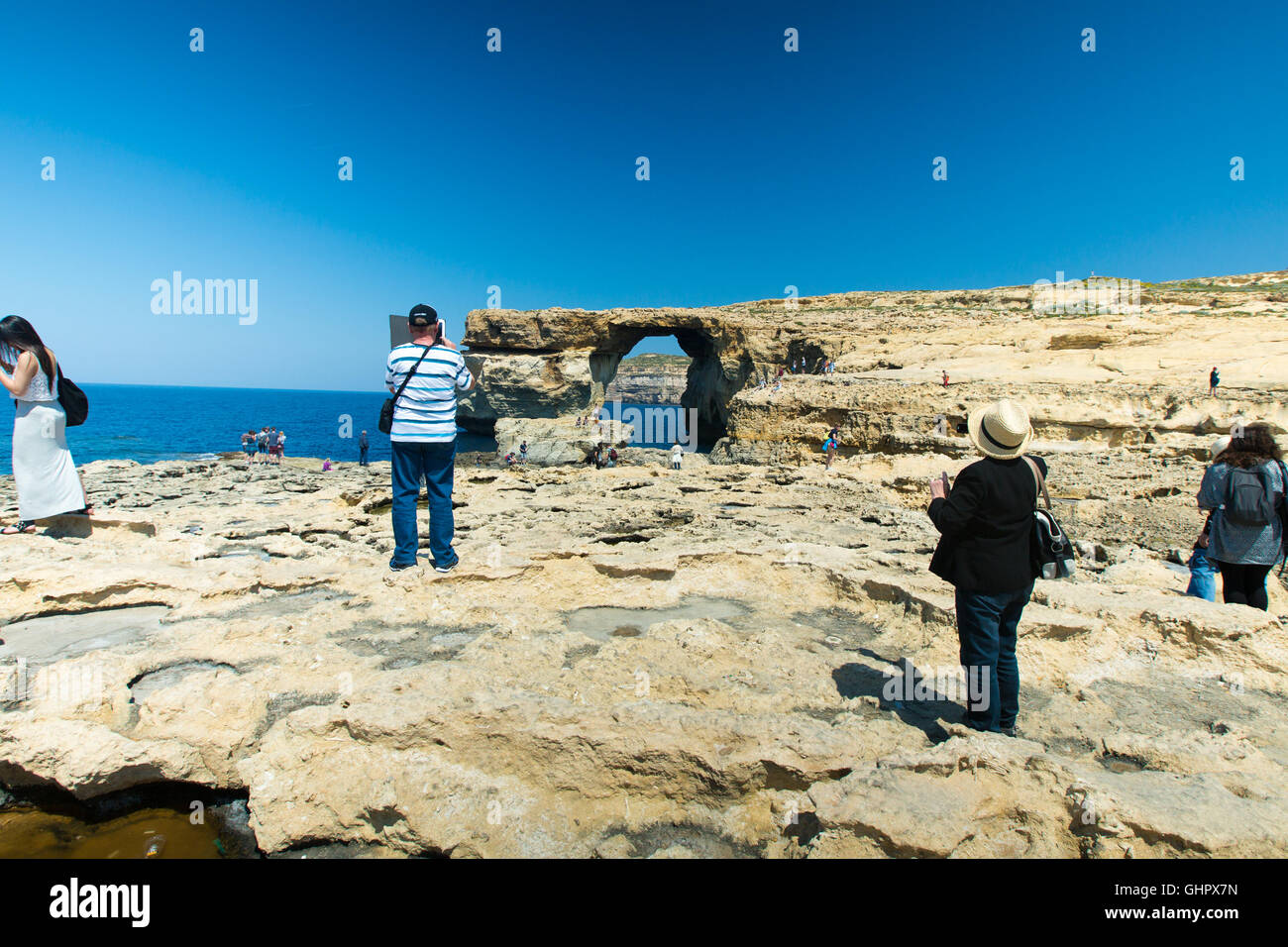 Isola di Gozo, MALTESE ISLAND - Novembre 5, 2015. La gente a prendere le foto di Azure Window, una delle più belle attrazioni di Gozo Foto Stock