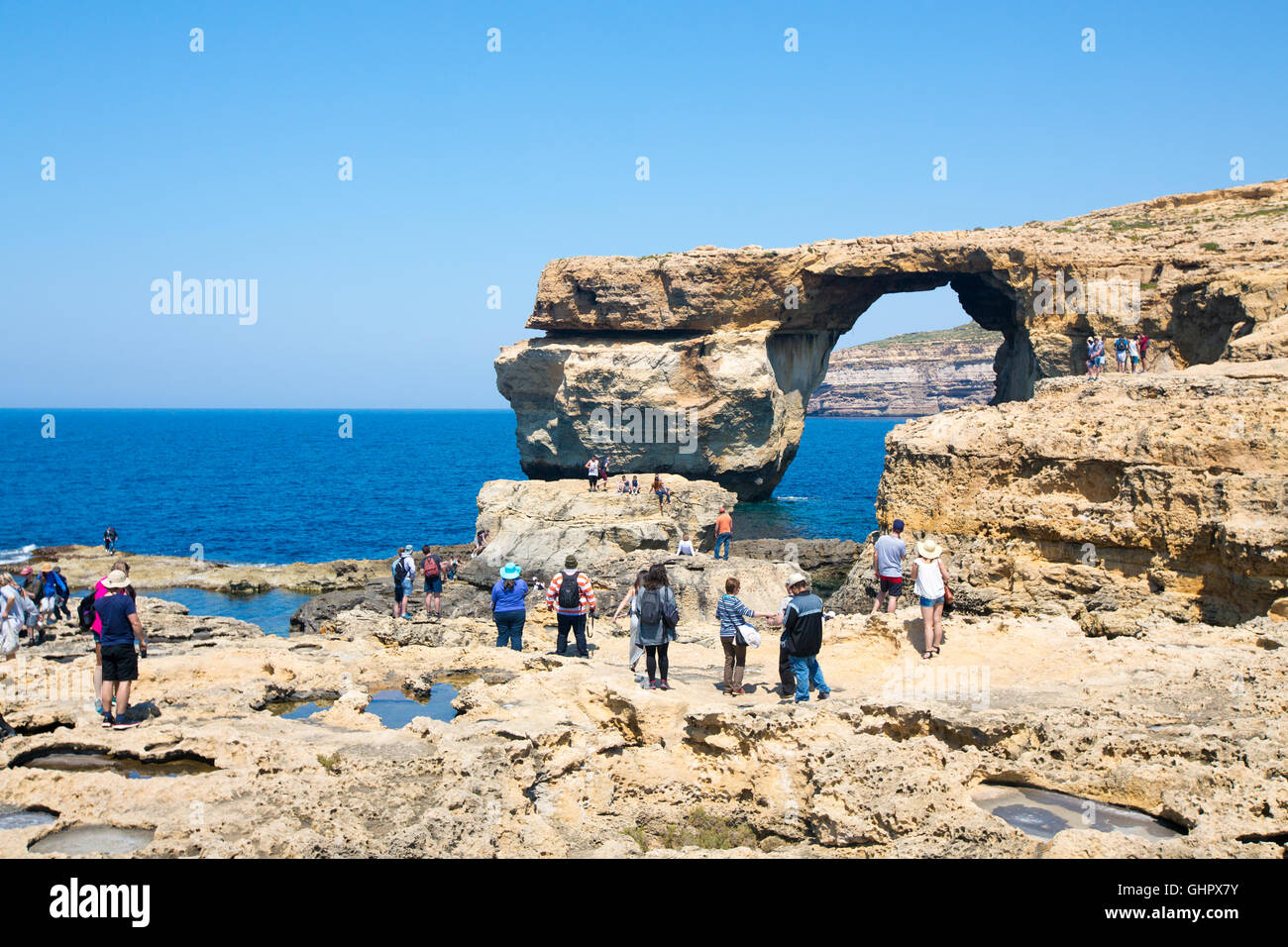 Isola di Gozo, MALTESE ISLAND - Novembre 5, 2015. La gente a prendere le foto di Azure Window, una delle più belle attrazioni di Gozo Foto Stock