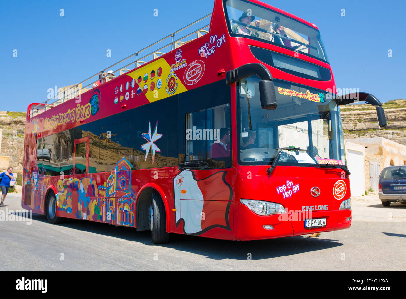 Isola di Malta, Europa - Novembre 15, 2015 . Strada di autobus turistici scogliere mediterranee nell'isola di Malta. Foto Stock