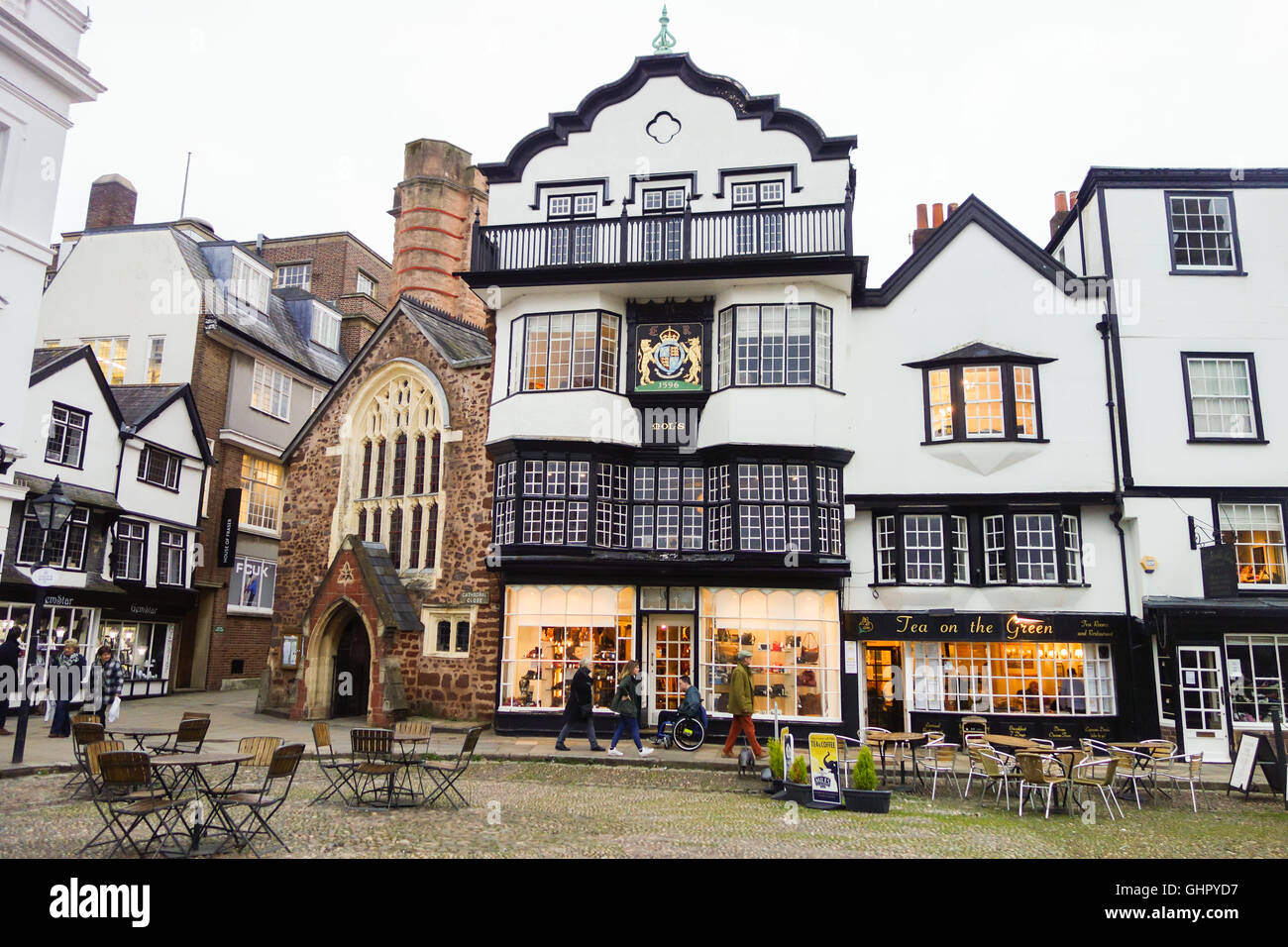 Chiudere la Cattedrale di Exeter - storico la struttura di legno di grado 1 edifici elencati, compresi i moli coffee house, Exeter, Devon, Regno Unito Foto Stock