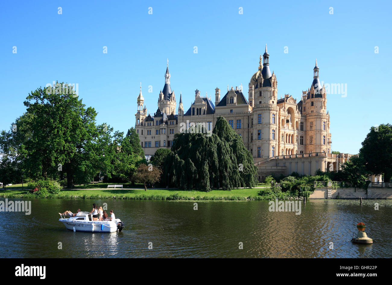 Barca di fronte al castello, Schwerin, Meclemburgo-Pomerania, Germania, Europa Foto Stock