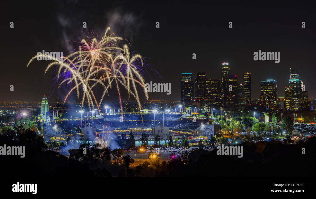 Los Angeles, Lug 29: bellissimi fuochi d'artificio sopra il famoso Dodger Stadium con il centro di visualizzare il Lug 29, 2016 a Los Angeles. Foto Stock