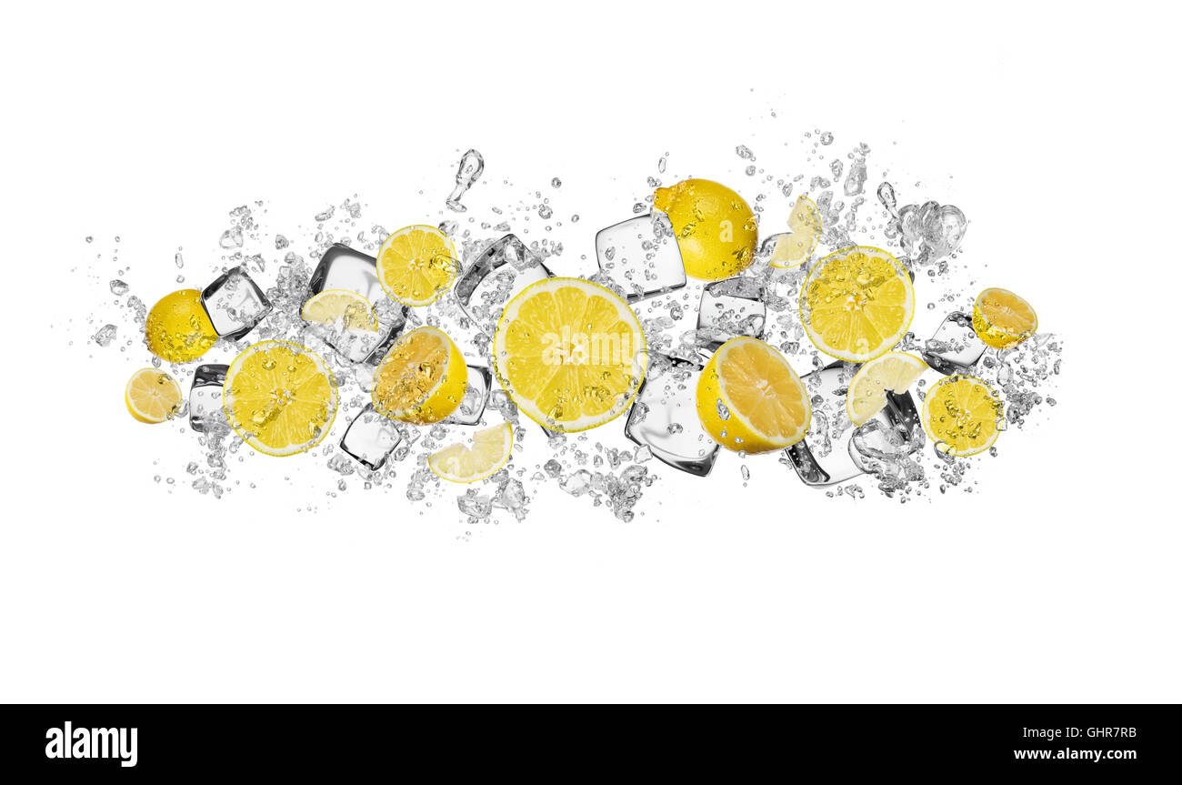 Pezzi di limoni in acqua splash e cubetti di ghiaccio, isolato su sfondo bianco Foto Stock