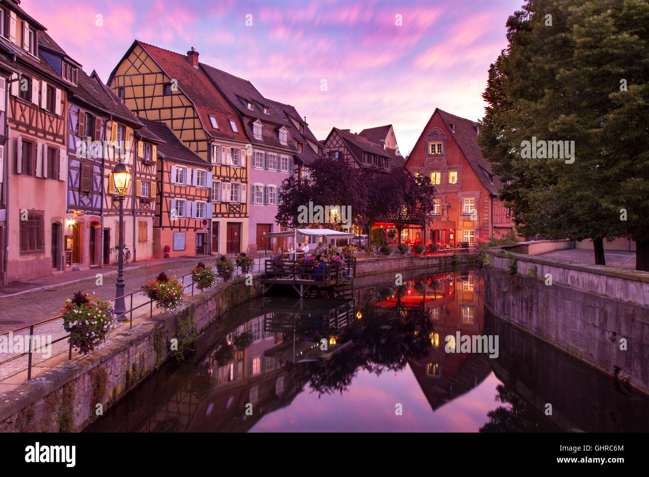 Edifici lungo il canale della Petite Venezia (Quai de la Poisonnerie) di Colmar, Alsazia Haut-Rhin Francia Foto Stock