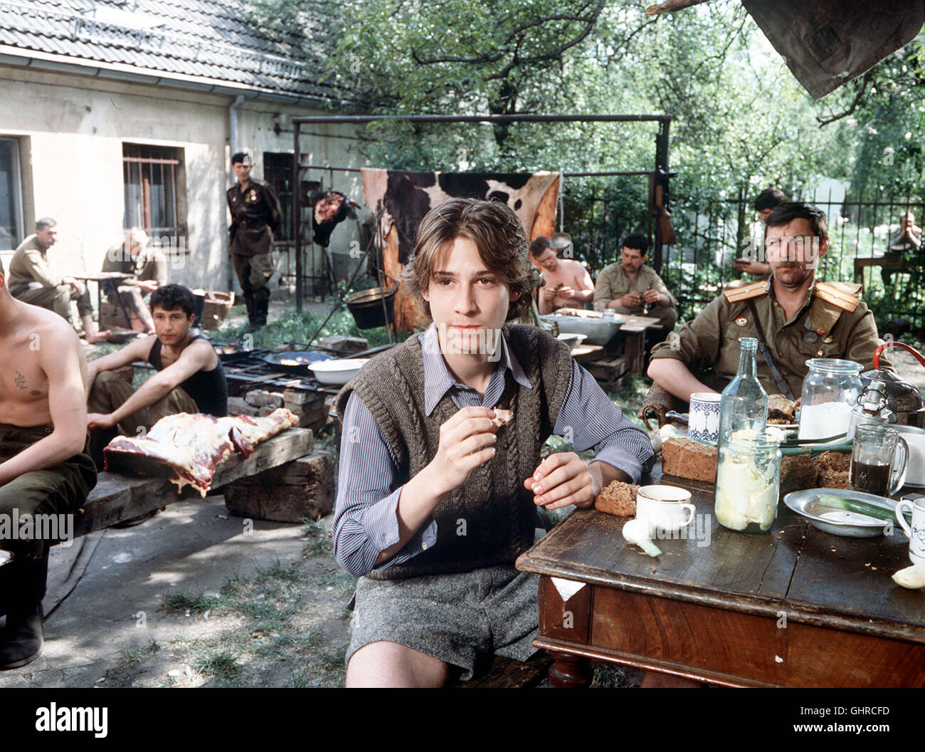 INGE, APRIL UND MAI - Berlino Mai 1945: In den letzten Kriegstagen ist für Kalle nur eines wichtig: Inge Kaliska, seine erste grosse Liebe... Bild: Kalle (NIELS-BRUNO SCHMIDT) Regie: W. Kohlhaase / G. Denecke aka. Eine Liebesgeschichte Foto Stock