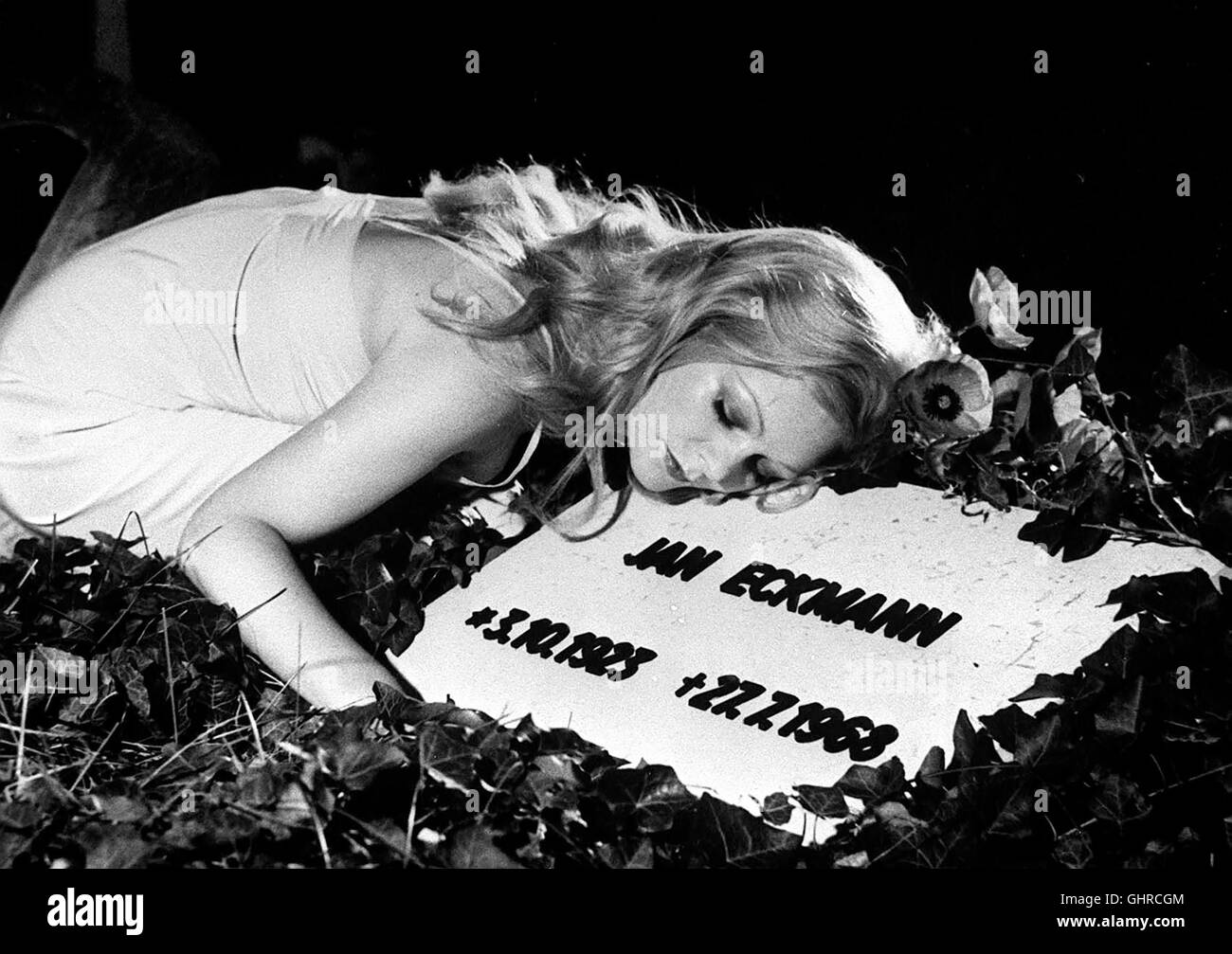 Nachtschatten - Der Hamburger Musikverleger Jan Eckmann kommt in ein einsam gele-geni Bauernhaus Am Rande eines Moores, das in einer Zeitungsan-zeige zum Verkauf angeboten worden ist. Dort begegmet ihm die essere-sitzerin Elena Berg, eine junge Witwe. Er übernachtet in dem haus. Im Traum sieht er Elena (ELKE HART, Foto) un einem Grab-stein, auf dem sein Name steht. Mehr und mehr irritiert und doch angezogen von der jungen Frau, die seine Gefühle zu erwidern scheint, erfährt er schließlich, das Elena vor einiger Zeit vor Gericht stand. Guerra Sie Ihren angeklagt Mann umgebracht zu ha-ben... Regie: Foto Stock