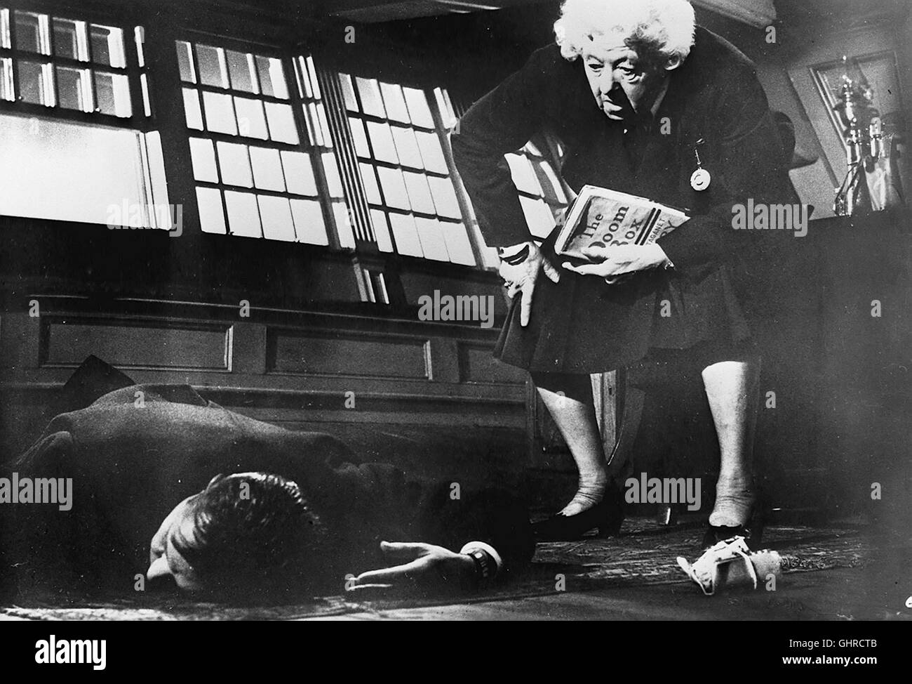 MÖRDER AHOI omicidio Ahoi Miss Marple wird in den Aufsichtsrat der von ihrem Großvater gegründeten 'Stiftung zur Besserung der Jugend' berufen. Während ihrer Einführungssitzung in die ehrenwerte organizzazione stirbt eines der Mitglieder un einem vermeintlichen Herzschlag. Miss Marple glaubt nicht un einen natürlichen Tod, denn kurz vor sei-nem Ableben hatte der Verblichene ein Anliegen dringendes vorzu-bringen, das die Stiftung betraf. Unser Bild: Miss Marple (MARGARET RUTHERFORD) 'stolperte' Mal wieder förmlich über eine Leiche. Und kommt in modo zu ihrem nächsten cadere... Regie: George Pollock aka. Foto Stock