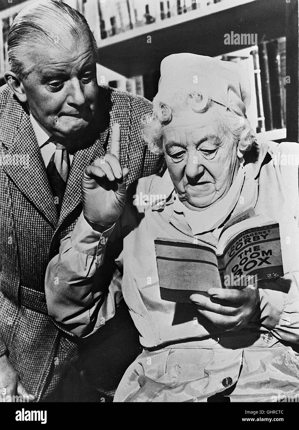 MÖRDER AHOI omicidio Ahoy Miss Marple wird in den Aufsichtsrat der von ihrem Großvater gegründeten 'Stiftung zur Besserung der Jugend' berufen. Während der Einführungssitzung in die altehrwürdige organizzazione stirbt Vor den Augen der Hobbydetektivin eines der Mitglieder- wie es scheint un einem Herzschlag. Doch Miss Marple glaubt nicht un einen natürlichen Tod ... STINGER DAVIS - Il Sig. Stringer MARGARET RUTHERFORD - Miss Marple Regie: George Pollock aka. Omicidio Ahoy Foto Stock