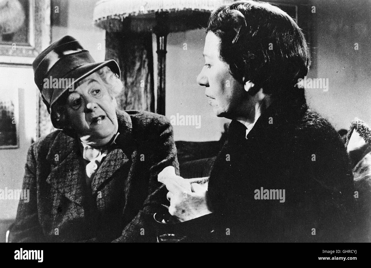 Der Wachsblumenstrauss Der Wachsblumenstrauß omicidio al galoppo GB 1963 - George Pollock Miss Marple (MARGARET RUTHERFORD, l.) sammelt Spenden für eine organizzazione zur Betreuung bekehrter Verbrecher. Dabei macht Sie die Bekanntschaft eines vermögenden Einzelgängers und Sonderlings, der plötzlich verstirbt. Miss Marple schöpft Verdacht und stellt dem Mörder eine falle, um ihn zu überführen und circuizione gerechten Mitragliare zuzuführen. Doch auch sich selbst bringt sie dabei in Gefahr... Regie: George Pollock aka. Omicidio al galoppo Foto Stock