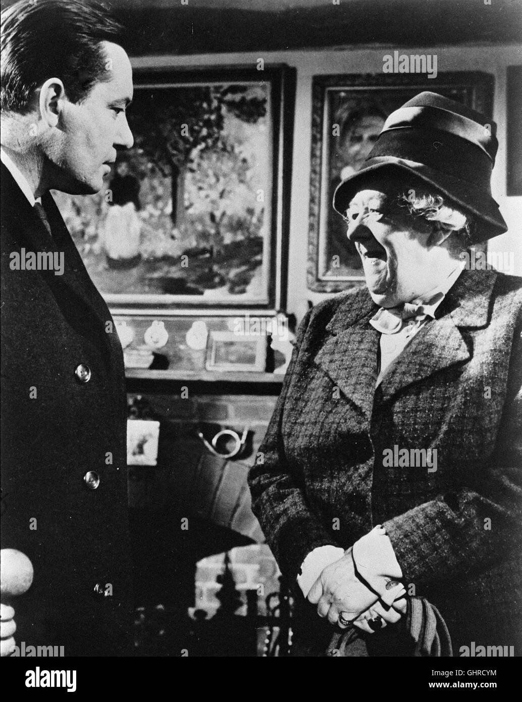 Der Wachsblumenstrauß Der Wachsblumenstrauss omicidio al galoppo GB 1963 - Geoge Pollock Miss Marple (MARGARET RUTHERFORD) sammelt Spenden für eine organizzazione zur Betreuung bekehrter Verbrecher. Dabei macht Sie die Bekanntschaft eines vermögenden Einzelgängers und Sonderlings, der plötzlich verstirbt. Miss Marple Schöpft Verdacht und stellt dem Mörder eine falle, um ihn zu überführen und circuizione gerechten Mitragliare zuzuführen. Doch auch sich selbst bringt sie dabei in Gefahr... Szene mit det. Insp. Craddock (CHARLES TINGWELL) Regie: George Pollock aka. Omicidio al galoppo Foto Stock