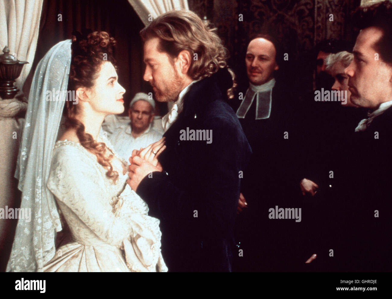 Mary Shelley di Frankenstein - Der geniale aber skrupellose Wissenschaftler Victor Frankenstein erschafft nach zahlreichen fehlgeschlagenen Versuchen eine Kreatur schreckenerregende... Bild: Helena Bonham Carter (Elizabeth Frankenstein), Kenneth Branagh (Victor Frankenstein), Tom Hulce (Henry) Regie: Kenneth Branagh aka. Mary Shelley"s Frankenstein Foto Stock