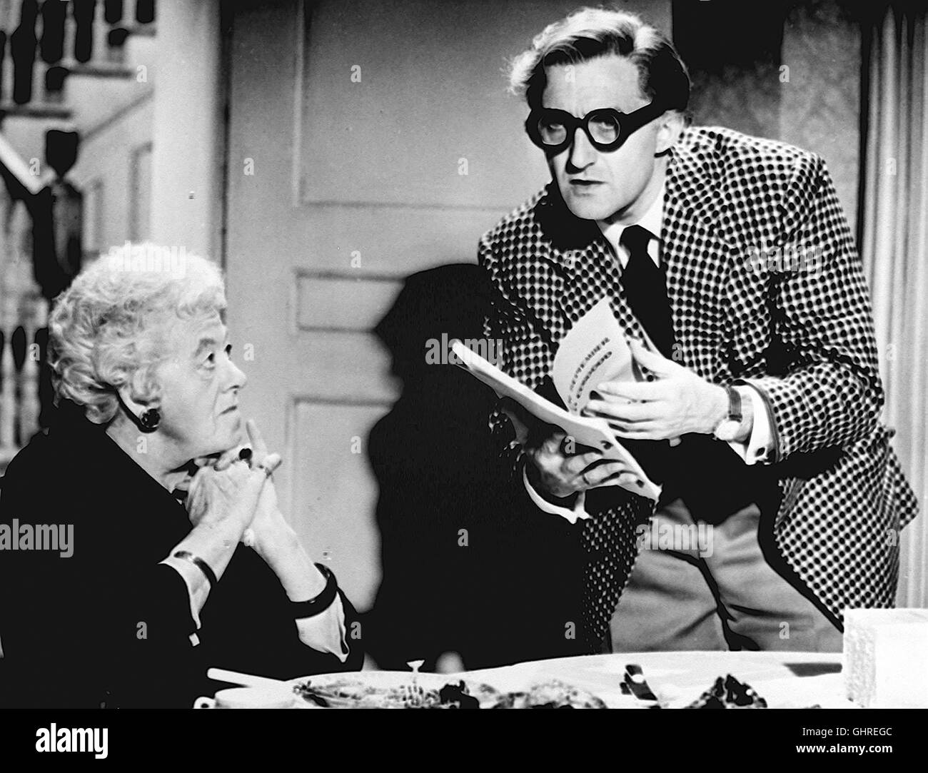Miss Marple: VIER FRAUEN UND EIN MORD Als Geschworene verhindert Miss Marple die Verurteilung eines Mannes, der in ihren Augen zu Unrecht des Mordes angeklagt wurde. Um den eigentlichen Täter zu stellen, nimmt die vielseitige ebenso wie kluge Amateurdetektivin ein impegno in einem Theaterensemble un - ein lebensgefährliches Unternehmen, wie sich herausstellt. Unser Bild: MARGRET RUTHERFORD - Miss Marple RON MOODY Regie: George Pollock aka. Omicidio più fallo Foto Stock