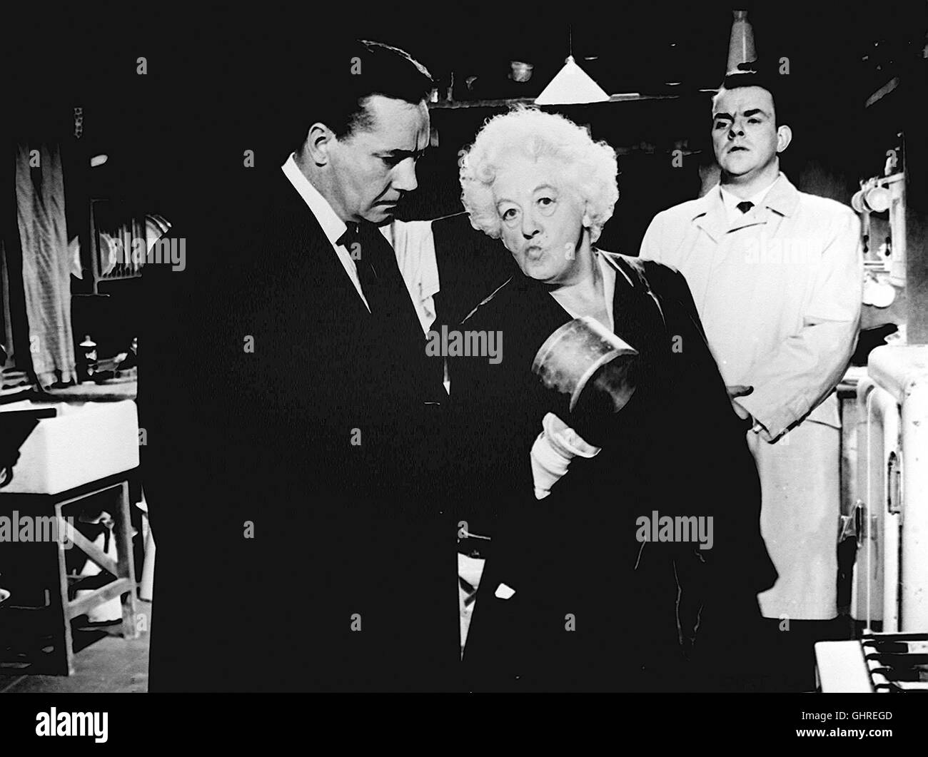 Miss Marple: VIER FRAUEN UND EIN MORD - Als Geschworene verhindert Miss Marple die Verurteilung eines Mannes, der in ihren Augen zu Unrecht des Mordes angeklagt wur-de. Um den eigentlichen Täter zu stellen, nimmt die ebenso viel-seitige wie kluge Amateurdetektivin ein impegno in einem Theaterensemble un - ein lebensgefährliches Unternehmen, wie sich herausstellt. Unser Bild: CHARLES TINGWELL MARGRET RUTHERFORD - Miss Marple WINDSOR DAVIES Regie: George Pollock aka. Omicidio più fallo Foto Stock