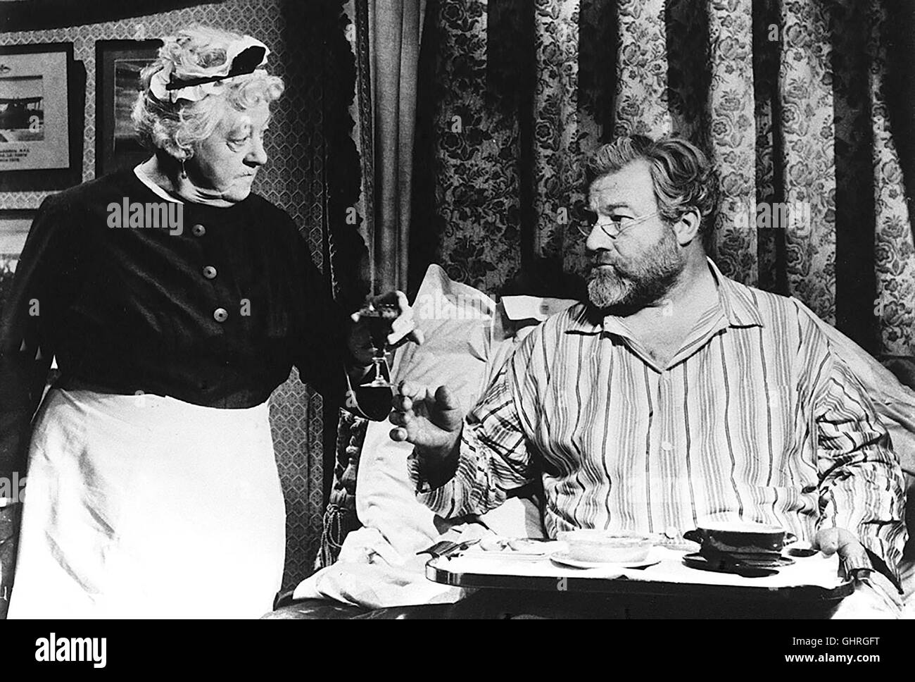 16 Uhr 50 PADDINGTON Die schrullige Miss Marple hat ihren kriminalistischen Instinkt bei der Lektüre von über 100 Kriminalromanen geschult. Als sie während einer Bahnfahrt den Mord un einer jungen Frau beobachtet und die Polizei ihr keinen Glauben schenkt, nimmt die alte Dame den caduta selbst in die mano. Sie läßt sich im Landhaus des schwer kranken Sig. Ackenthorpe als Wirtschafterin anstellen ... Foto: Miss Marple (MARGARET RUTHERFORD) bringt Herrn Ackenthorpe (James Robertson giustizia) einen Aperetif. Regie: George Pollock aka. Omicidio ha detto Foto Stock