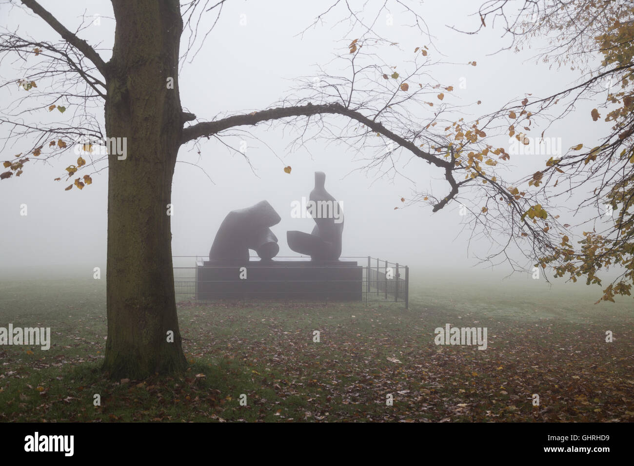 Henry Moore scultura (due pezzo figura distesa No.5) in autunno nebbia a Kenwood House, Hampstead Heath, a nord di Londra, Regno Unito Foto Stock