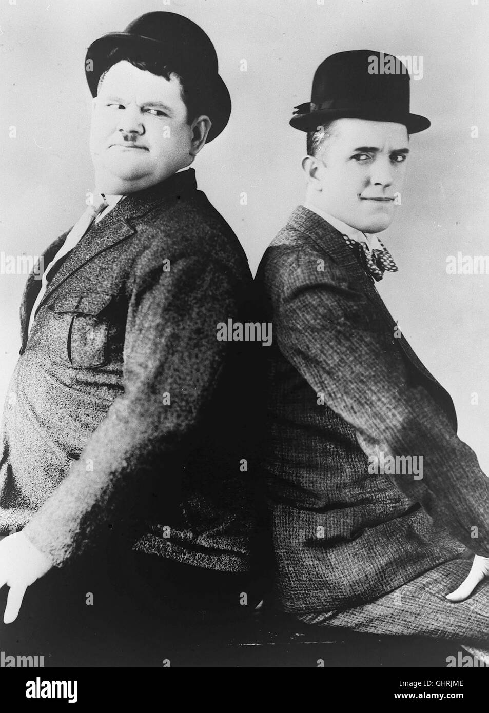 LAUREL e Hardy - LANGE LEITUNG idioti 1938 kehrt der Soldat Stan Laurel, der Das Ende des Ersten Weltkrieges verschlafen hat, aus dem Schützengraben in die USA zurück. Ollie, der davon aus der Zeitung erfahren hat, holt ihn zu sich nach Hause, damit ihm seine Ehefrau ein leckeres Begrüßungsmahl zubereitet. Doch die Wut packt schnaubend ihre Koffer, und als sich die beiden Freunde eigenhändig daraufhin an die Zubereitung eines Essens machen wollen, fliegt Die gesamte Küche in die Luft... Bild: Stan (Stan Laurel), Ollie (Oliver Hardy) Regie: John G. Blystone aka. Idioti Foto Stock