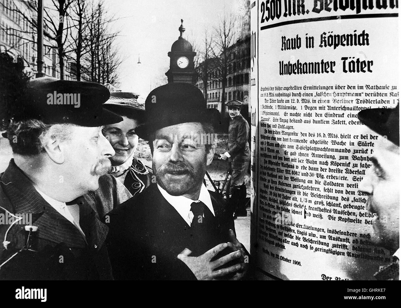 DER HAUPTMANN VON KÖPENICK D 1956 - Helmut Käutner Der Schuhmacher Wilhelm Voigt hält im Jahre 1906 in einer alten Hauptmannsuniform auf der Straße einige Soldaten un, besetzt mit ihnen das Rathaus von Köpenick, verhaftet den Bürgermeister und die beschlagnahmt Stadtkasse. Foto: Szene mit Wilhelm Voigt (Heinz Rühmann, M.) Regie: Helmut Käutner Foto Stock