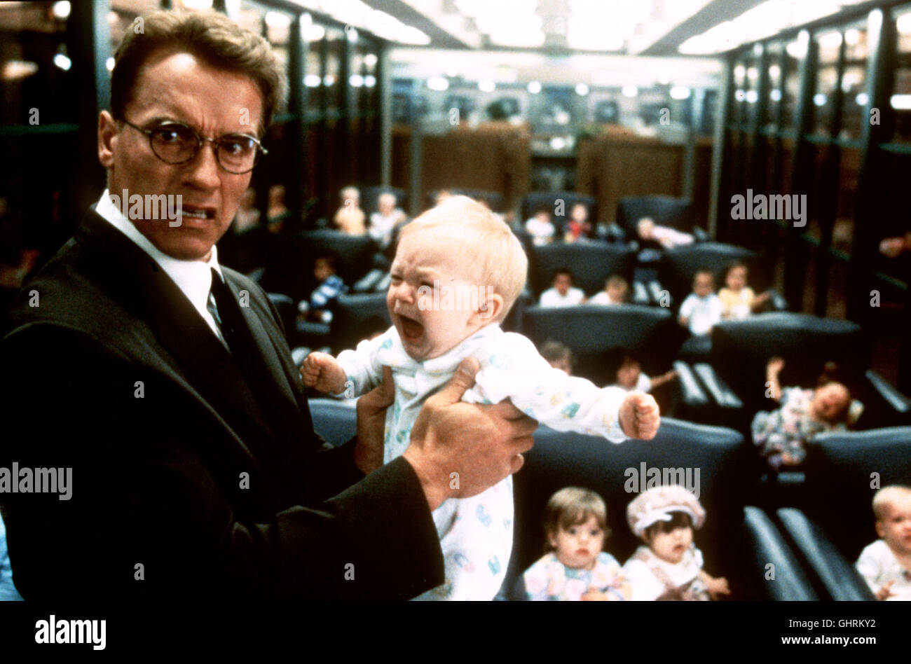 Junior - Arnold Schwarzenegger schwanger ist. Als Wissenschaftler il dott. Alexander Hesse läßt er sich ein embrione einpflanzen, um ein Medikament zu testen. Die Schwangerschaft bringt den Hormonhaushalt des 'terminatori' Ganz schön durcheinander. Foto: Il Dott. Alexander Hesse (Arnold Schwarzenegger). Regie: Ivan Reitman aka. Junior Foto Stock