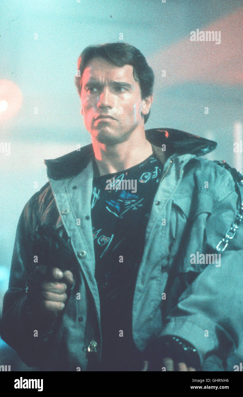 TERMINATOR 2 - il giorno del giudizio Auf der Flucht vor einer besonders gefährlichen Killermaschine aus der Zukunft bekommt Sarah UntersTötzung durch den terminatore (Arnold Schwarzenegger): Er soll den Cyborg T-1000 vernichten, der Sarahs Sohn Giovanni eliminieren... Regie: James Cameron aka. Terminator 2 - il giorno del giudizio Foto Stock