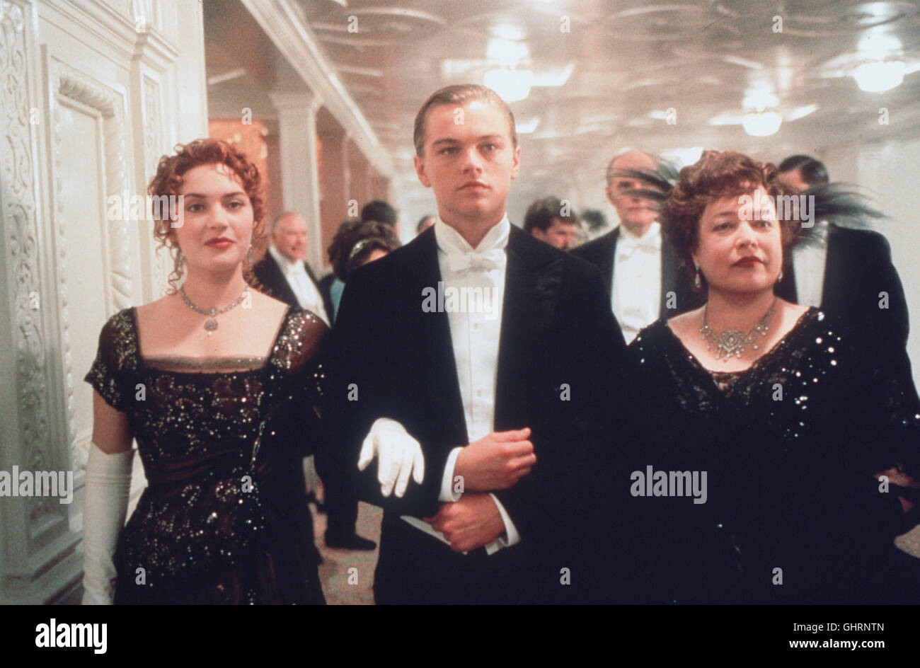 TITANIC Kate Winslet (Rose Dewitt Bukater), Leonardo Di Caprio (Jack Dawson), Kathy Bates (Molly Brown) Regie: james cameron aka. Titanic Foto Stock