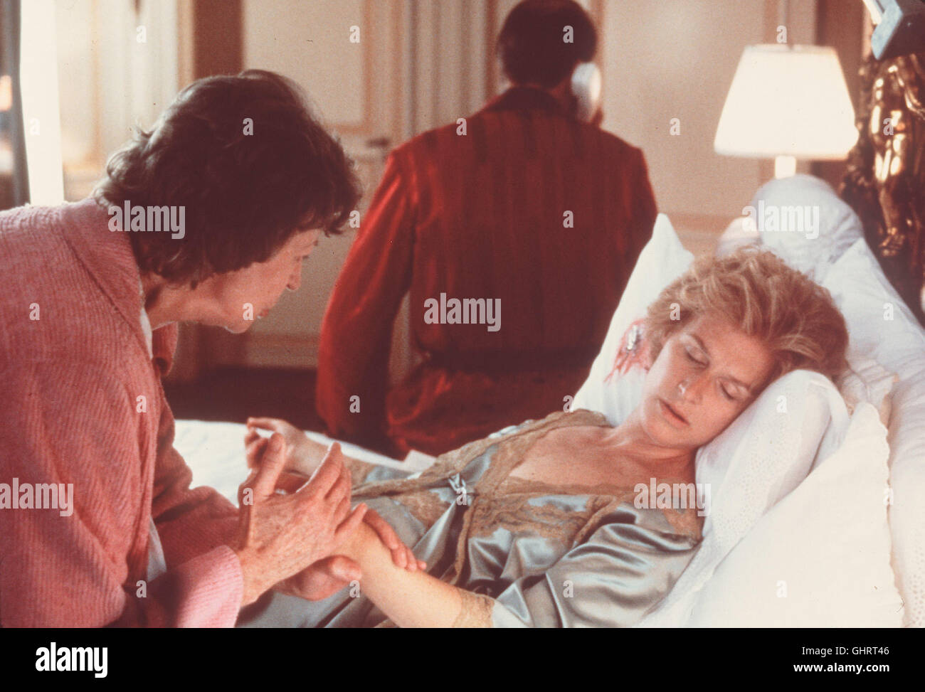 DIE AFFÄRE DER SUNNY VON B.- Foto: Die Hausdame Maria (UTA HAGEN, l.) sitzt am Bett von Sunny v. Bülow (GLENN CLOSE), die ins Koma gefallen ist. Im Hintergrund: Claus v. Bülow (Jeremy Irons). Regie: Barbet Schroeder aka. Inversione di fortuna Foto Stock